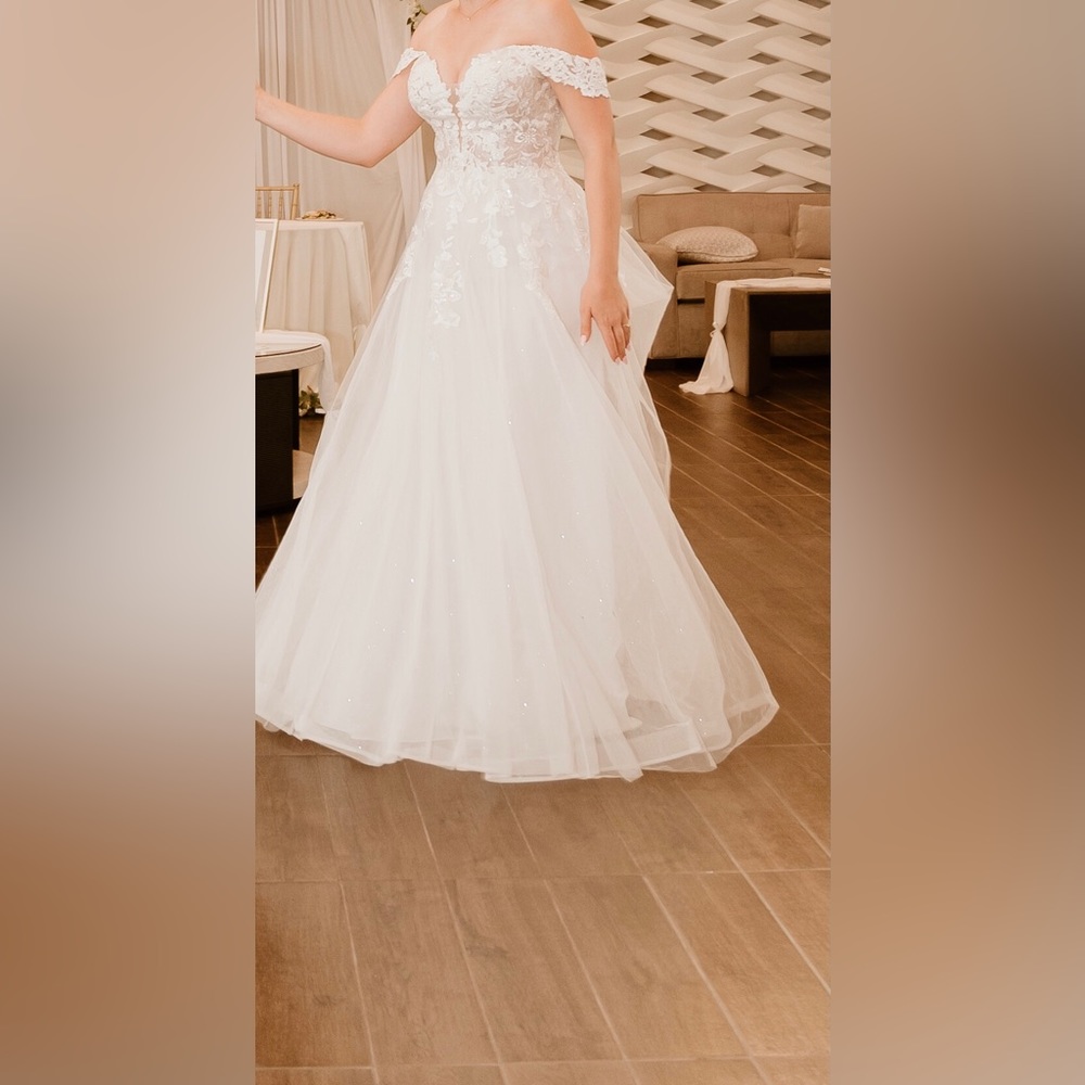 Maggie Sottero Stevie  Size:8 Ivory 2022 wedding dress - Picture 3 of 15